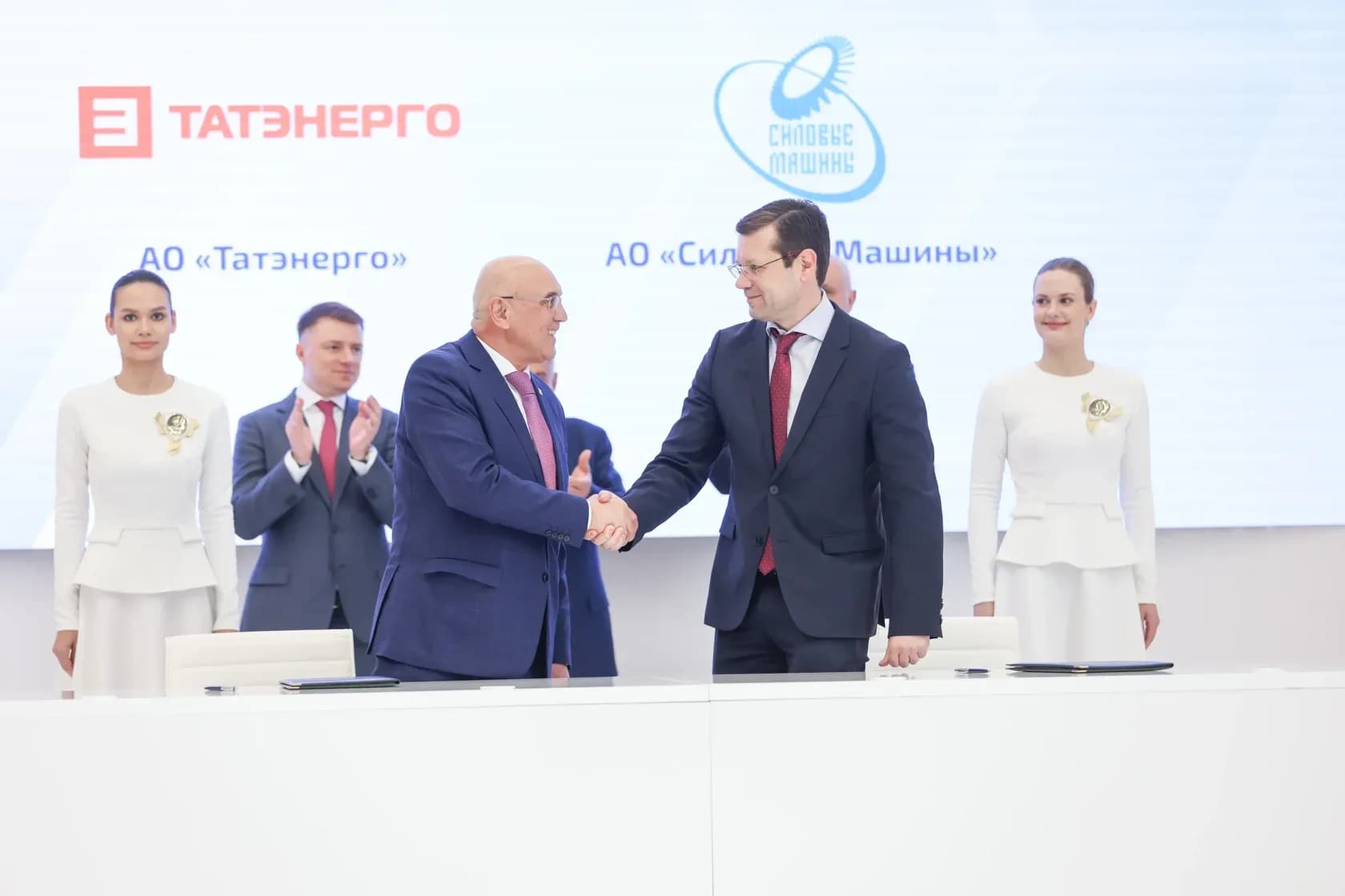 Рукопожатие представителей «Татэнерго» и «Силовых машин» на подписании